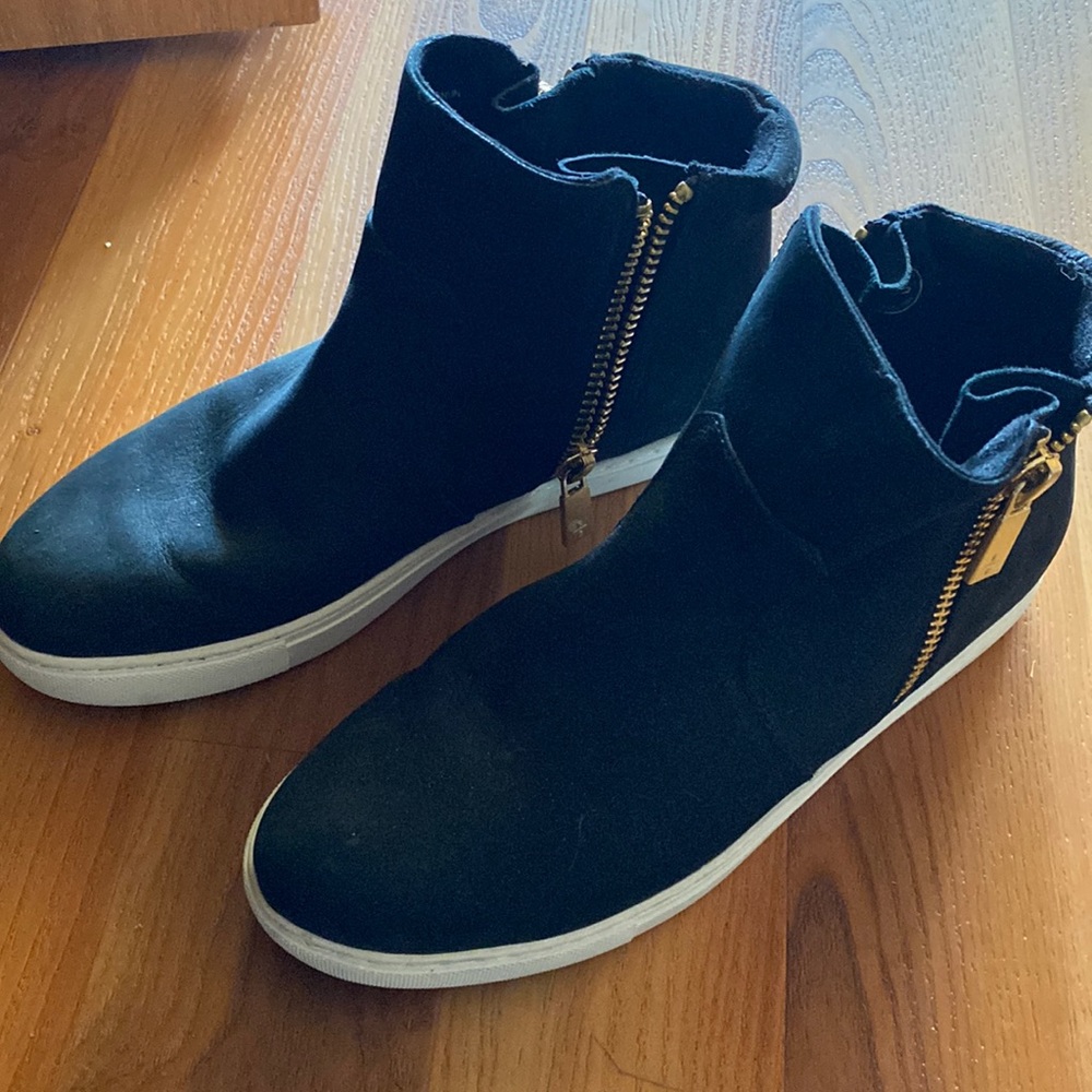 Kenneth Cole woman boots size 9.
